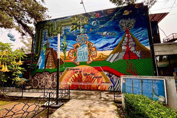 Fachada mural del museo de geología y paleontología de ESIA Ticomán